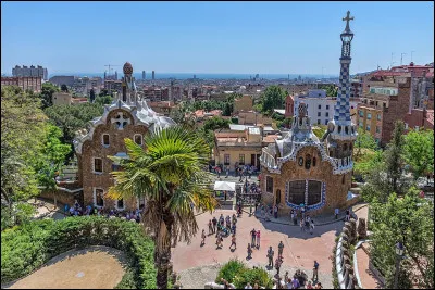 Quel parc, conçu par Antoni Gaudí, surplombe la ville de Barcelone ?