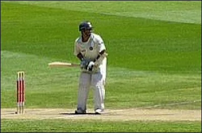 À quel sport cet homme s'apprête-t-il à jouer ?