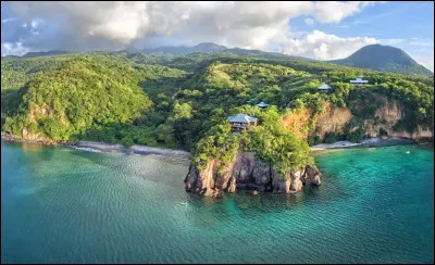 A qui appartient la Dominique ?