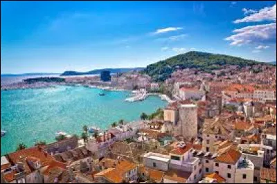 Split est une ville qui est situ&eacute;e en Hongrie.