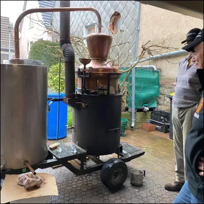 Quel type d'alambic est utilisé généralement pour la production de cognac ?