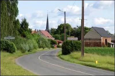 Notre promenade prend fin dans le Santerre, à Verpillières. Village de l'arrondissement de Montdidier, il se situe dans le département ...