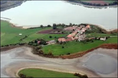 Je vous emmène dans le Saulnois, à Tarquimpol. Village de l'aire d'attraction de Dieuze, sur une presqu'île de l'étang de Lindre, il se situe dans le département ...