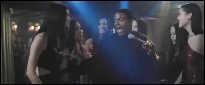 Quelle chanson l'inspecteur James Carter interprète-t-il dans cette scène du film "Rush Hour 2" ?