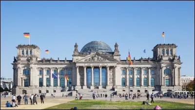 Quel est ce bâtiment restauré en 1995 par l'architecte Norman Foster ?