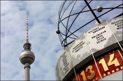 Quelle est la hauteur de la "Fernsehturm" qui domine la ville ?