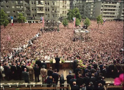 Quel président américain venu sur place et dans une allocution en pleine guerre froide, prononce "Ich bin ein Berliner" ?