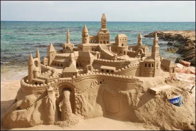Quel est lélément principal qui compose le sable sur la plupart des plages ?