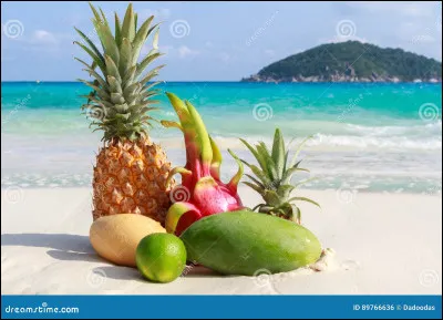 Quel fruit est souvent associé aux boissons tropicales sur la plage ?