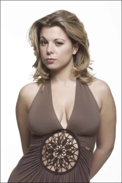 Qui est cette chanteuse, comédienne, styliste et présentatrice française ?