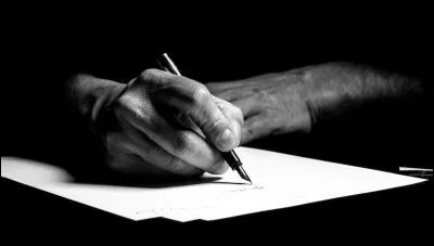 "Gravé sur le sable" est une intrigue s'appuyant initialement sur le contexte du débarquement de Normandie. "Le 6 juin 1944, des rangers s'apprêtent à débarquer sur une plage de Normandie, dans l'ordre tiré au sort, pour limiter les pertes. Oscar Arlington, lâche mais riche, est prêt à échanger son numéro 4 contre une grosse somme d'argent. Le charismatique Lucky accepte pour mettre à l'abri du besoin sa fiancé Alice...". Qui a écrit ce roman ?