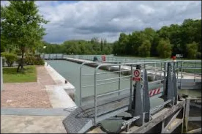 Je vous attends près de cette écluse sur la Marne, à Mont-Saint-Père. Commune de l'aire d'attraction Castelthéodoricienne, elle se situe dans le département ...