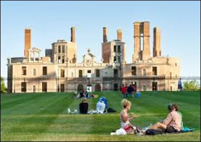 Je vous emmène en Auvergne-Rhône-Alpes, au château de Randan. Commune de l'arrondissement de Riom, elle se situe dans le département ...