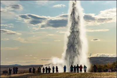 Quel est le nom du célèbre geyser islandais qui jaillit toutes les cinq à dix minutes ?