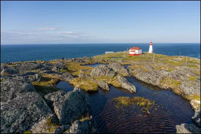 Quel phénomène naturel est visible en Islande entre septembre et avril ?