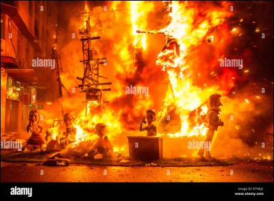 Quelle ville est célèbre pour sa fête des Fallas, avec des statues géantes brûlées dans les rues ?