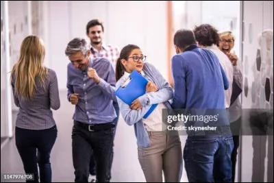 Quelqu'un te bouscule en faisant exprès.
Que fais-tu ?