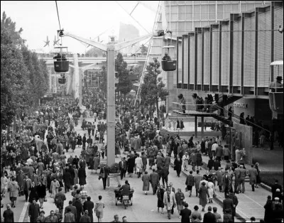 Quel monument est construit à loccasion de lExposition universelle ?