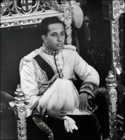 Dans quel pays le régime monarchique prend-t-il fin de la plus funeste des façons ?