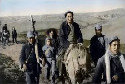 Comment fut appelé le périple de plus d'un an (15 octobre 1934 - 19 octobre 1935) mené par l'Armée populaire de libération durant la guerre civile chinoise ?
