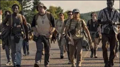 Quel écrivain américain est l'auteur du roman d'anticipation " Marche ou crève " en 1979 ?