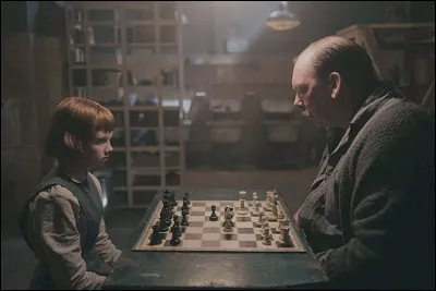 Aux échecs, quelle est la seule pièce à pouvoir prendre par dessus d'autres pièces ?