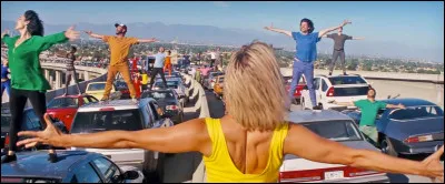 Quelle est cette comédie musicale dont la séquence d'ouverture démarre par un ballet dans un embouteillage ?