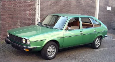 En quelle année est sortie la Renault 30 voiture amirale de la régie ?