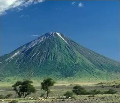 Quelle est la hauteur totale du volcan marin nommé "Mauna Loa" ?