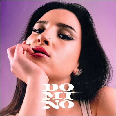Quelle chanteuse, révélée par la "Star Academy" en 2023, sort l'album intitulé "Domino" en 2025 ?