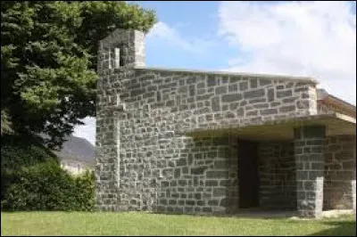 Notre balade prend fin devant la chapelle Saint-Christophe, à Verneiges. Village de l'ancienne région Limousin, en Nouvelle-Aquitaine, il se situe dans le département ...