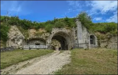 Nous faisons une halte en Lorraine devant l'entrée du fort de Troyon. Village de l'arrondissement de Verdun, il se situe ...