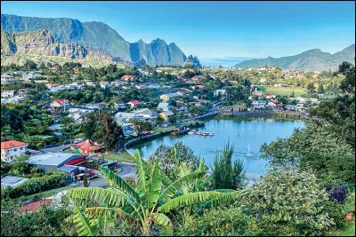 Quel département français porte le numéro 974 ?