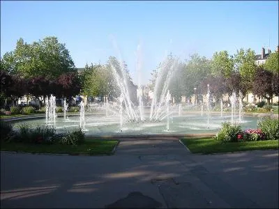 Quel est le nom de cette place qui se trouve  Dijon ?