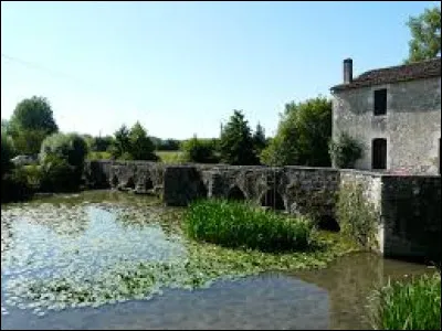 Je vous propose de commencer notre balade dominicale sur ce vieux pont, au-dessus du Dropt, à Agnac. Village de l'arrondissement de Marmande, il se situe dans le département ...