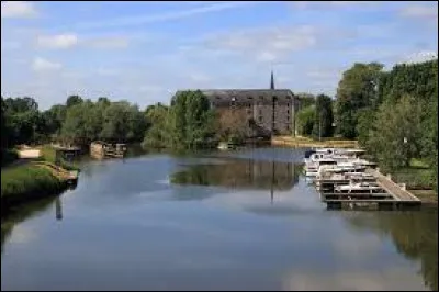 Commune de l'arrondissement d'Angers, sur la rive droite de la Sarthe, Cheffes se situe dans le département ...
