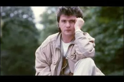 Complétez le début de la chanson : "Aimer est plus fort que d'être aimé" : "Toi qui sais ce qu'est un rempart/..." :