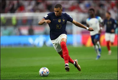 Quel est le poste de Mbappé ?