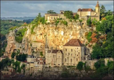 Cette cité médiévale religieuse fut l'une des nombreuses étapes des pèlerins en direction de Saint-Jacques-de-Compostelle. Située dans le département du Lot, je connais le nom de cette ville à travers le fromage de chèvre éponyme. Quel est le nom de cette ville ?