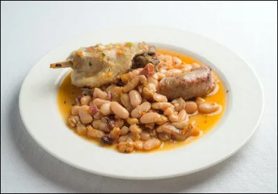 Utilisé dans la concoction du cassoulet, ce haricot de couleur blanche a été importé du continent américain au XVIᵉ siècle. Cultivé dans les Hautes-Pyrénées, ce haricot porte le nom d'une des villes du département. Quelle ville est associée à ce haricot ?