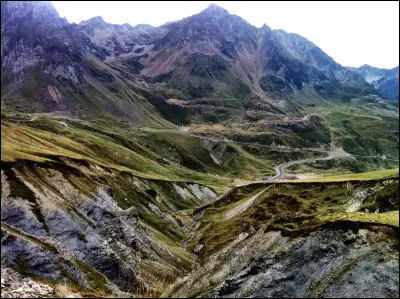 Dans les étapes du Tour de France, les étapes pyrénéennes sont des étapes qui ont marqué les esprits. Parmi les plus cultes, je peux vous citer un col emprunté par les coureurs du Tour de France qui commence à Luz-Saint-Sauveur pour son versant Ouest et à Sainte-Marie-de-Campan pour son versant Est. Quel est le nom de ce col de montagne ?