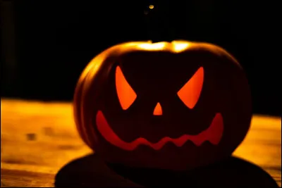 À toi de deviner si cest une histoire vraie : 
Il y a bien des années, une jeune fille trouva une vieille poupée dans un grenier abandonné, le soir du 31 octobre.
Quand elle la posa devant un miroir, son reflet se mit à sourire alors quelle ne souriait pas et une lettre griffonnée apparut sur le verre : 
« Merci de mavoir réveillée. »