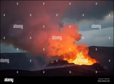Quel est le nom du célèbre volcan près de Naples ?