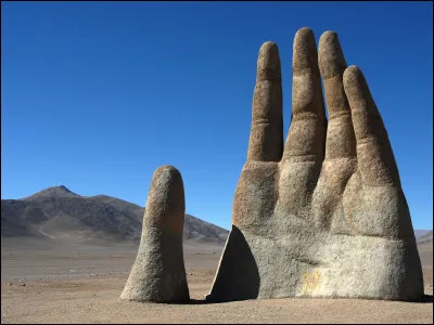 Tape-m'en cinq. Voilà la Main du désert d'Atacama, une sculpture en forme de main géante, de 11 mètres de hauteur. Où suis-je ?