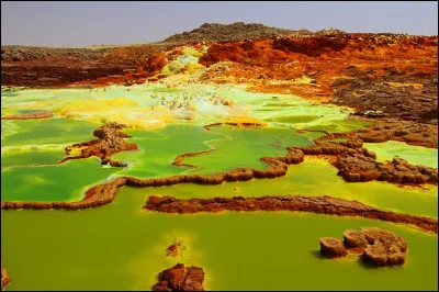 Dallol est un champ géothermique situé dans le désert de sel du Danakil, un paysage surréaliste qui me laisse bouche bée. Où suis-je ?
