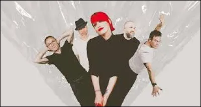 Avec quels artistes le groupe Superbus a-t-il refait une nouvelle version de leur tube "Lola" ?