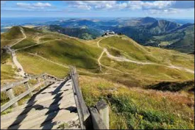 Quelle est l'altitude du puy de Sancy qui est un sommet des monts Dore ?