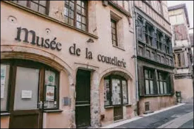 Dans quelle ville peut-on visiter le Musée de la coutellerie ?