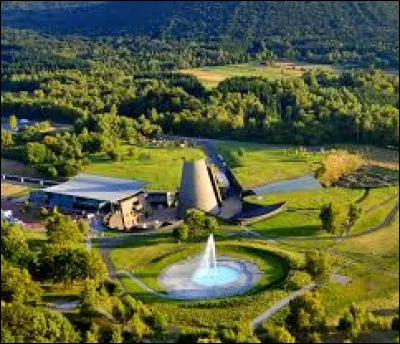 Comment se nomme le parc européen du volcanisme ayant ouvert ses portes en 2002 ?