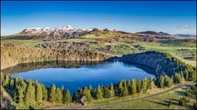 Quel est le nom de ce lac d'origine volcanique situé dans les mont Dore ?